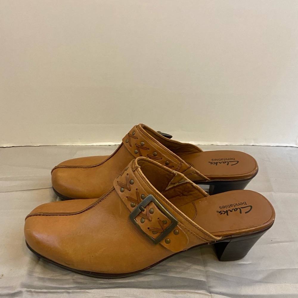 Bendable Clarks size 11w heels